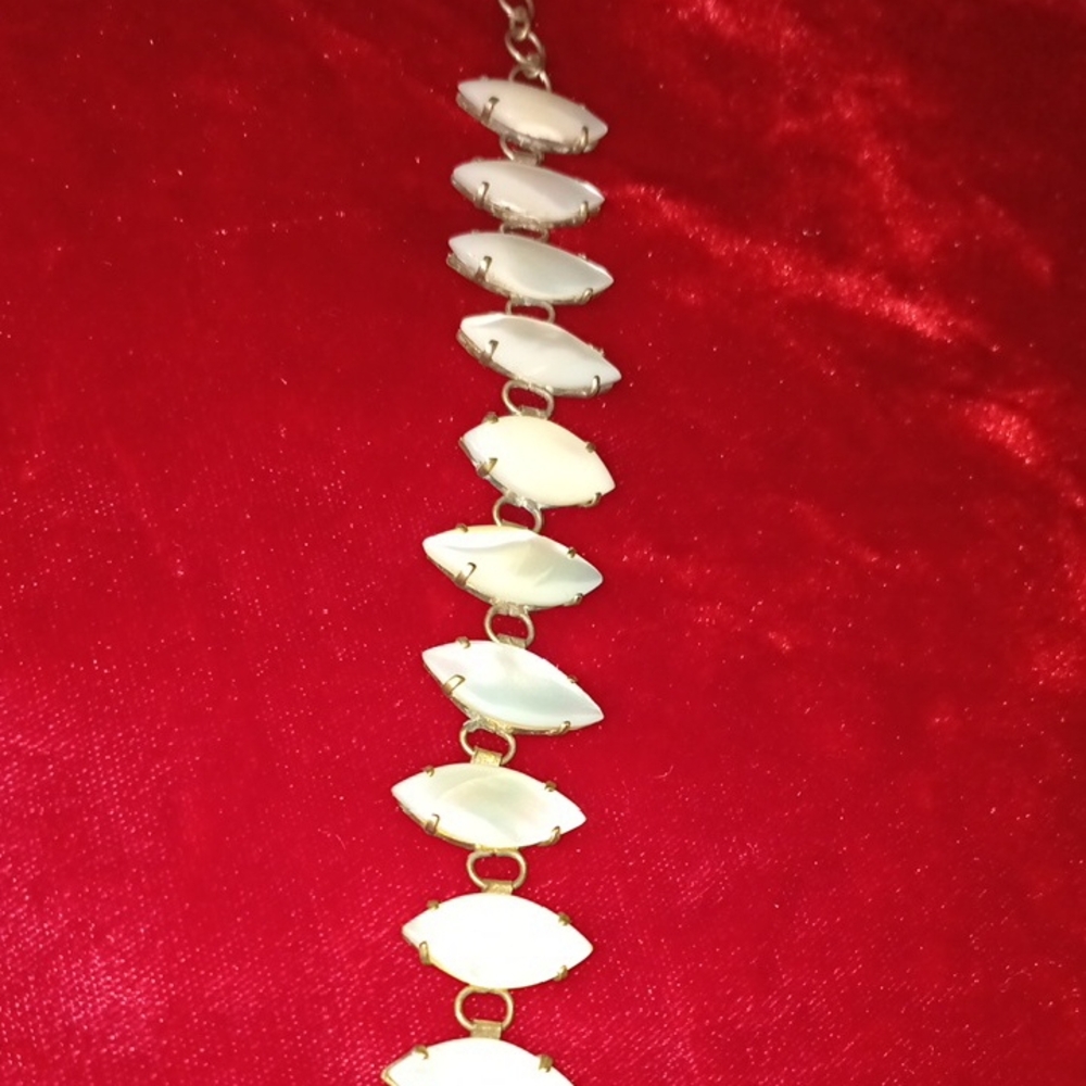 A VINTAGE MOTHER OF PEARL/ABALONE BRACELET 7" PRONGS SETTINGS. SB.45
